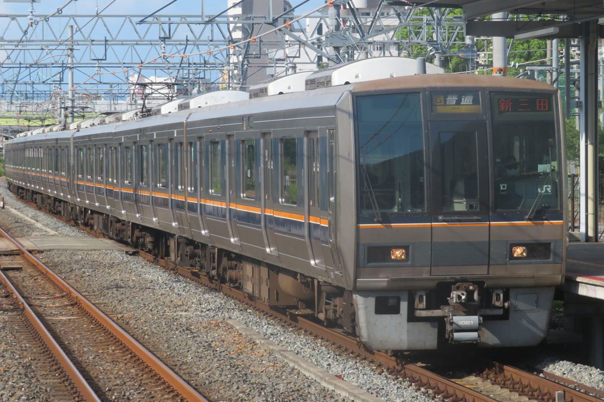 207系アカ/ホシZ16編成 – 4号車の5号車寄り